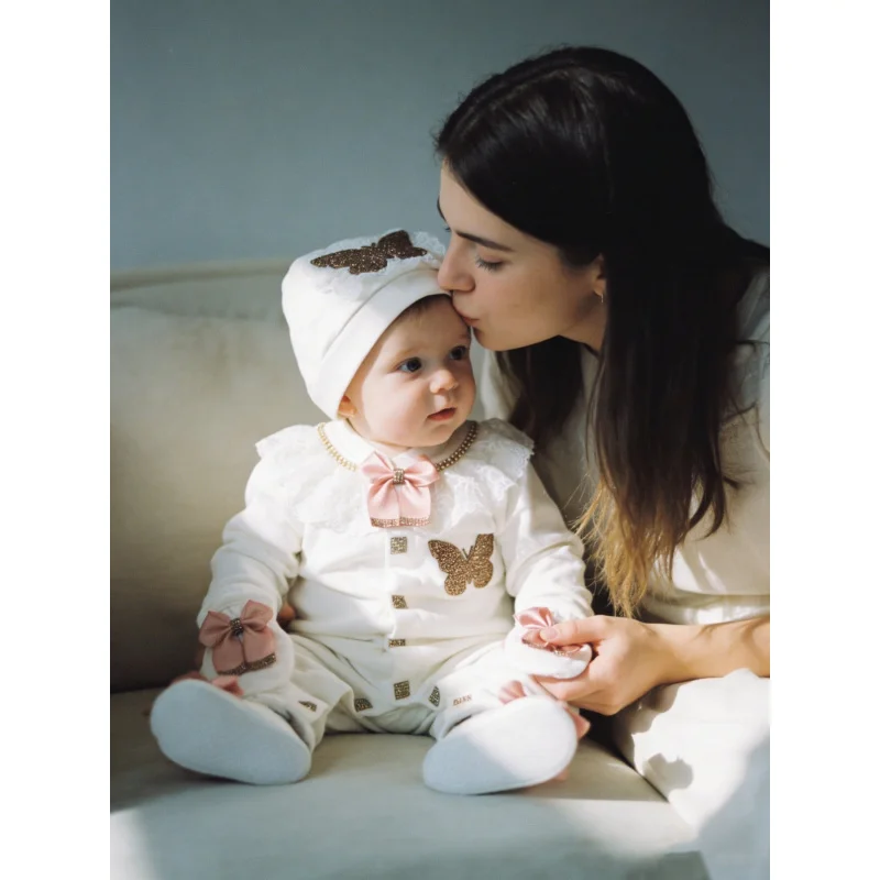 New Fashionable Baby Outfit,Skin-friendly baby jumpsuit paired with matching hat and gloves,Contains butterfly and bow decoratio
New Fashionable Baby Outfit,Skin-friendly baby jumpsuit paired with matching hat and gloves,Contains butterfly and bow decoratio