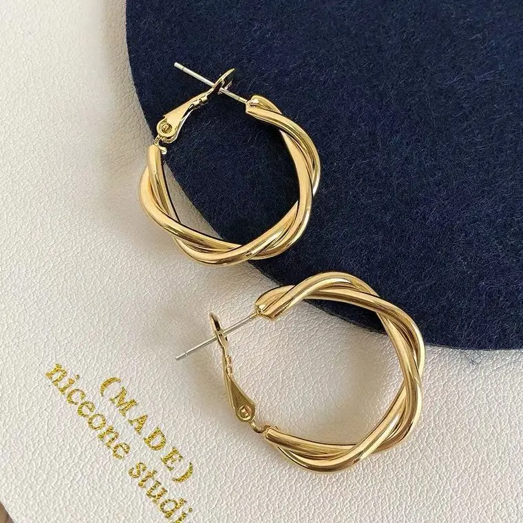 Simple and stylish geometric twist shape versatile women's metal earrings
Simple and stylish geometric twist shape versatile women's metal earrings