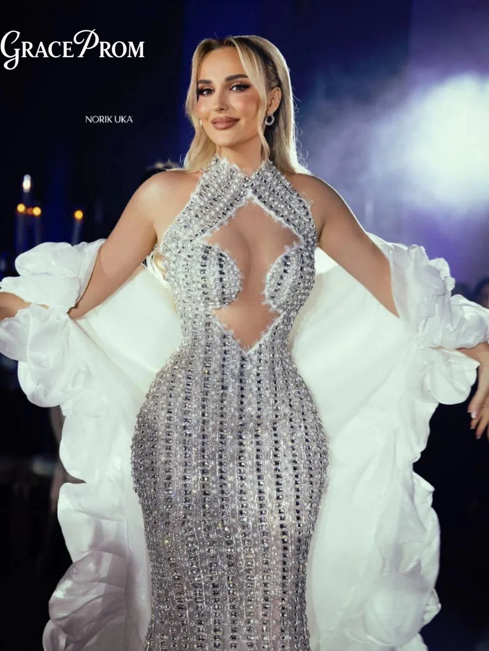 Luxury Silver Beaded Party Dress Halter Neck Sheer Cutout Design and Floor Length Evening Gown for Wedding Guests فساتين سهرة
Luxury Silver Beaded Party Dress Halter Neck Sheer Cutout Design and Floor Length Evening Gown for Wedding Guests فساتين سهرة