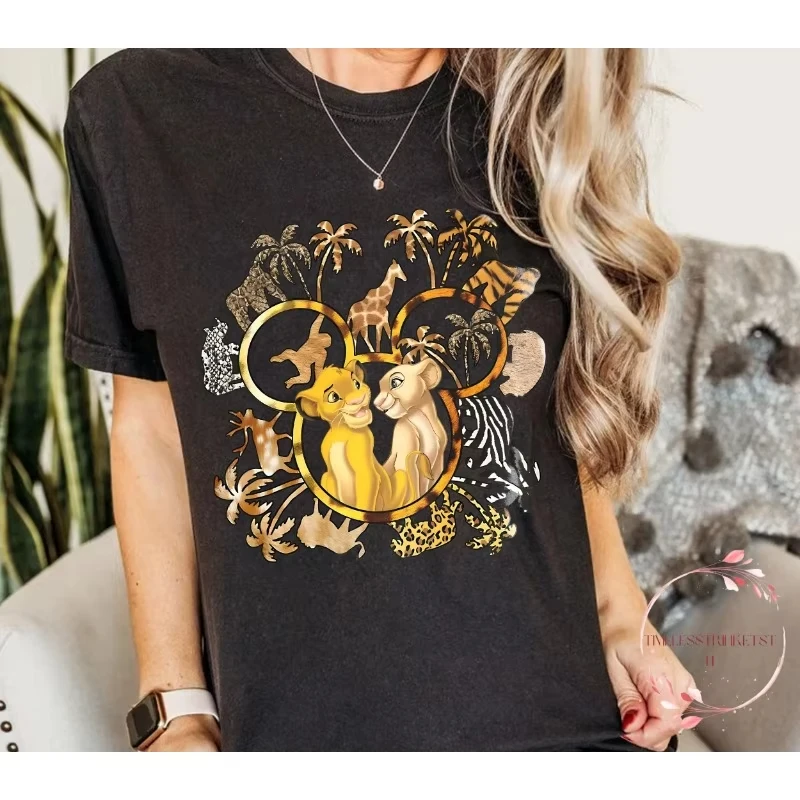 Рубашка в стиле сафари «Король Лев»: ретро-футболка с животными, Симба и Нала, нейтральный дизайн, для отдыха на природе, Дисней, парная, семейная, для поездок в парк
Рубашка в стиле сафари «Король Лев»: ретро-футболка с животными, Симба и Нала, нейтральный дизайн, для отдыха на природе, Дисней, парная, семейная, для поездок в парк