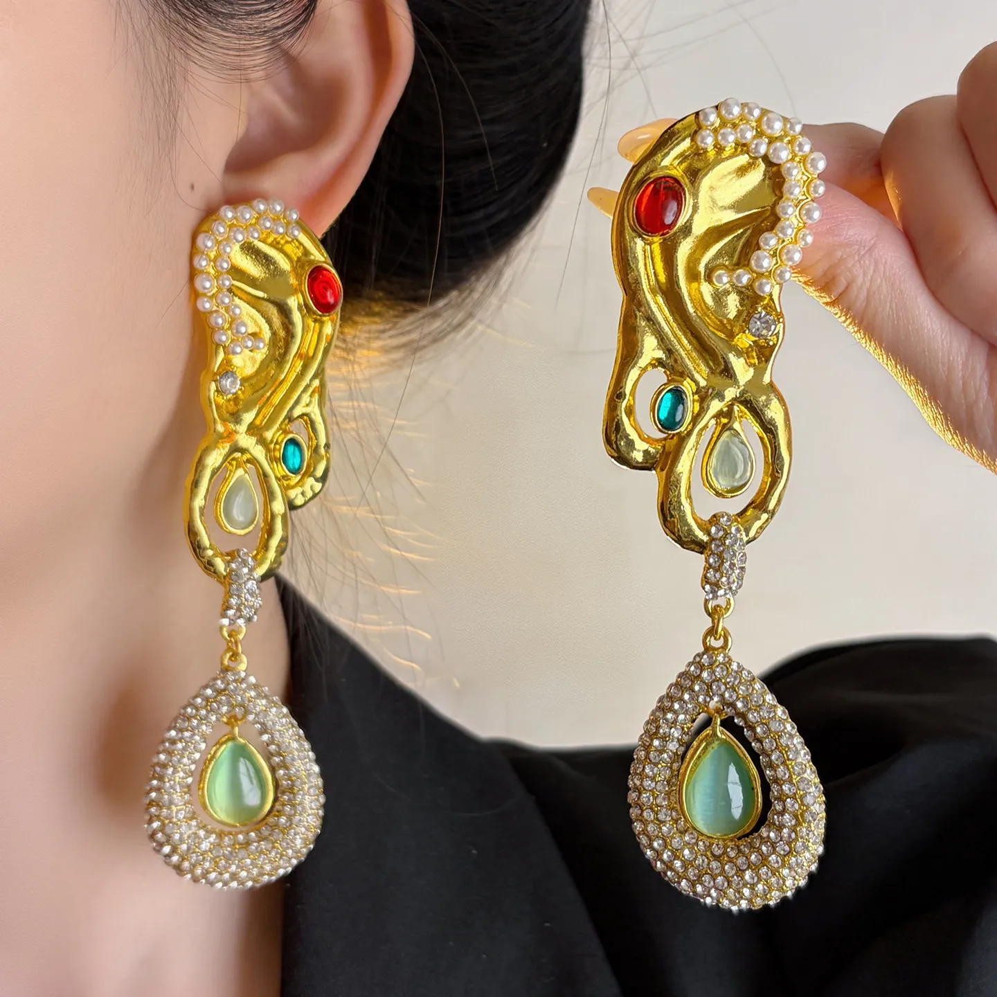 Exaggerated Vintage Ethnic Rhinestone Gems With Metal Alloy Big Earring for Women Statement Dangle Earrings Accessory Wholesale
Exaggerated Vintage Ethnic Rhinestone Gems With Metal Alloy Big Earring for Women Statement Dangle Earrings Accessory Wholesale
