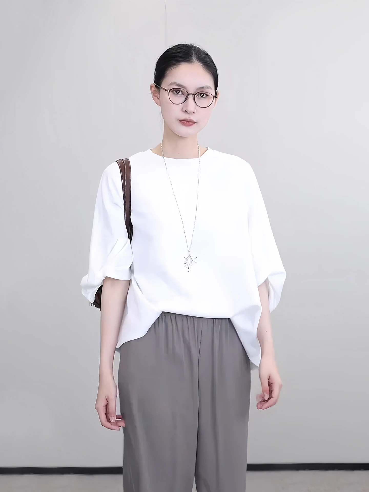 Женская футболка Jieji Zhang: весенне-летняя, свободного кроя, из хлопка, с коротким рукавом, круглым вырезом, многослойным дизайном, удобная и дышащая.
Женская футболка Jieji Zhang: весенне-летняя, свободного кроя, из хлопка, с коротким рукавом, круглым вырезом, многослойным дизайном, удобная и дышащая.