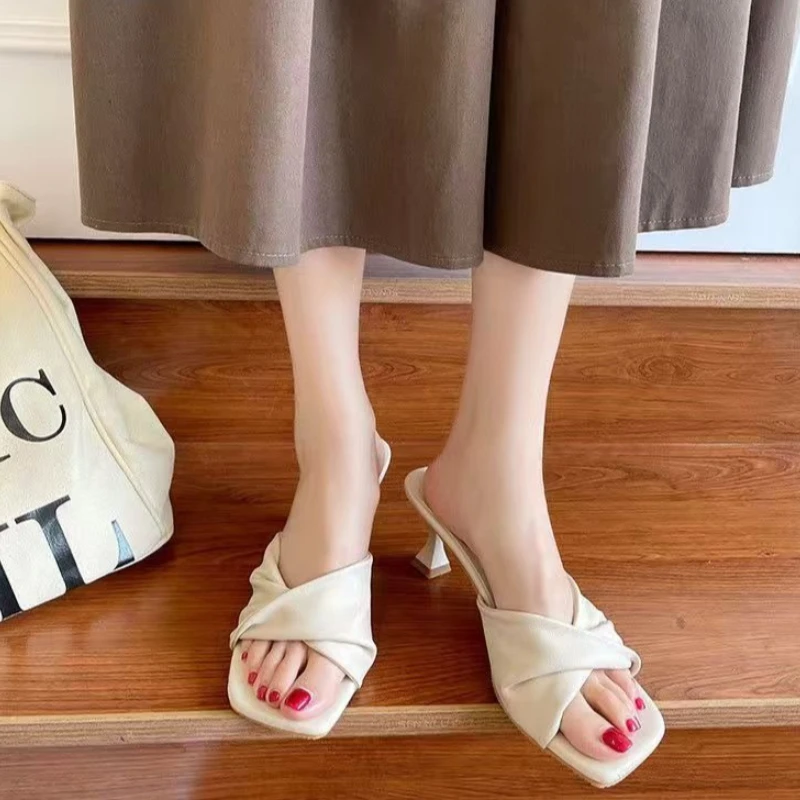 2026 Summer New Solid Color Simple Temperament Stiletto Slippers Women's Hot Fashion Joker Generous Open-toed Slippers.
2026 Summer New Solid Color Simple Temperament Stiletto Slippers Women's Hot Fashion Joker Generous Open-toed Slippers.