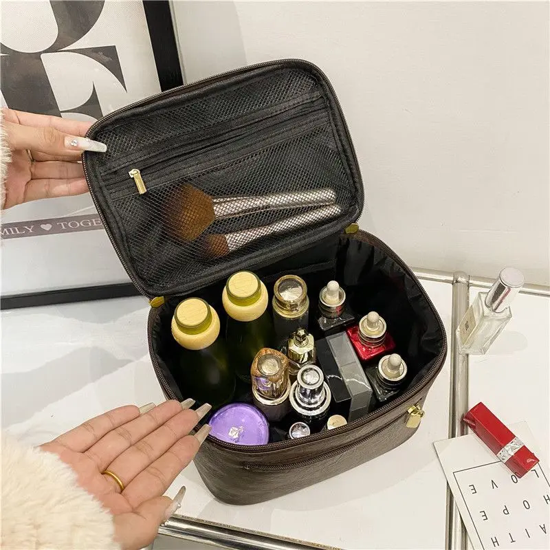 Women's Cosmetic Bag Large Capacity Retro Niche Dirty Resistant Travel Convenient Carrying Wash Storage Bag 
Women's Cosmetic Bag Large Capacity Retro Niche Dirty Resistant Travel Convenient Carrying Wash Storage Bag