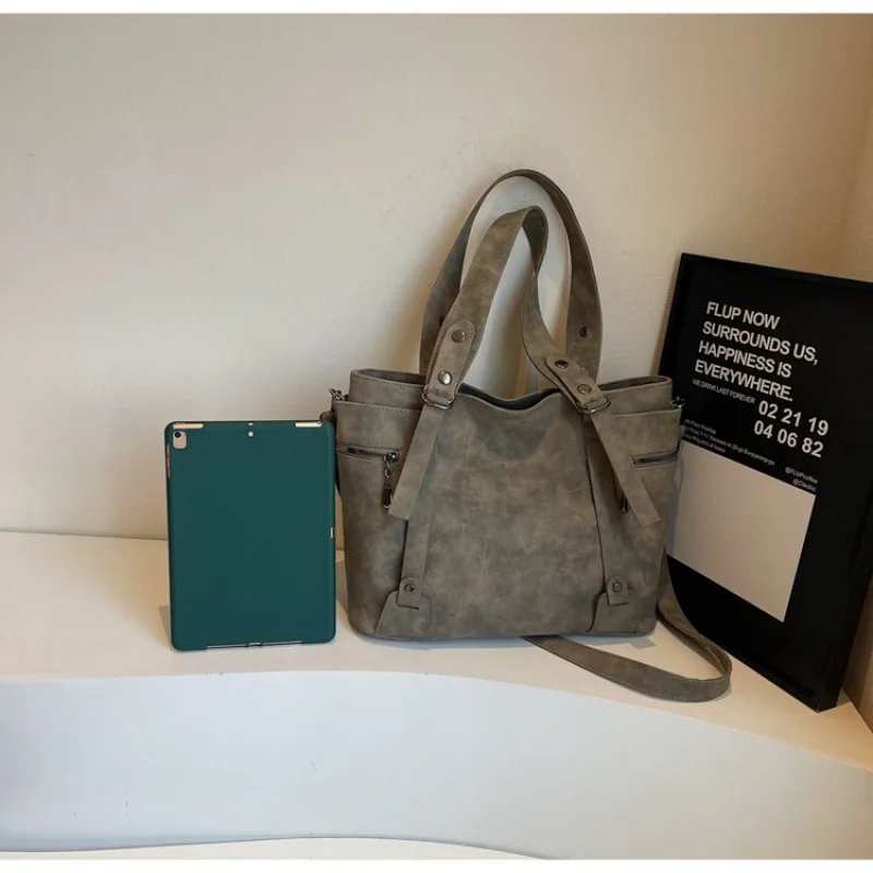 Durable Messenger Bag For Women Made Of Genuine Leather, Popular Crossbody Design By Luxury Brand For Everyday Carry
Durable Messenger Bag For Women Made Of Genuine Leather, Popular Crossbody Design By Luxury Brand For Everyday Carry