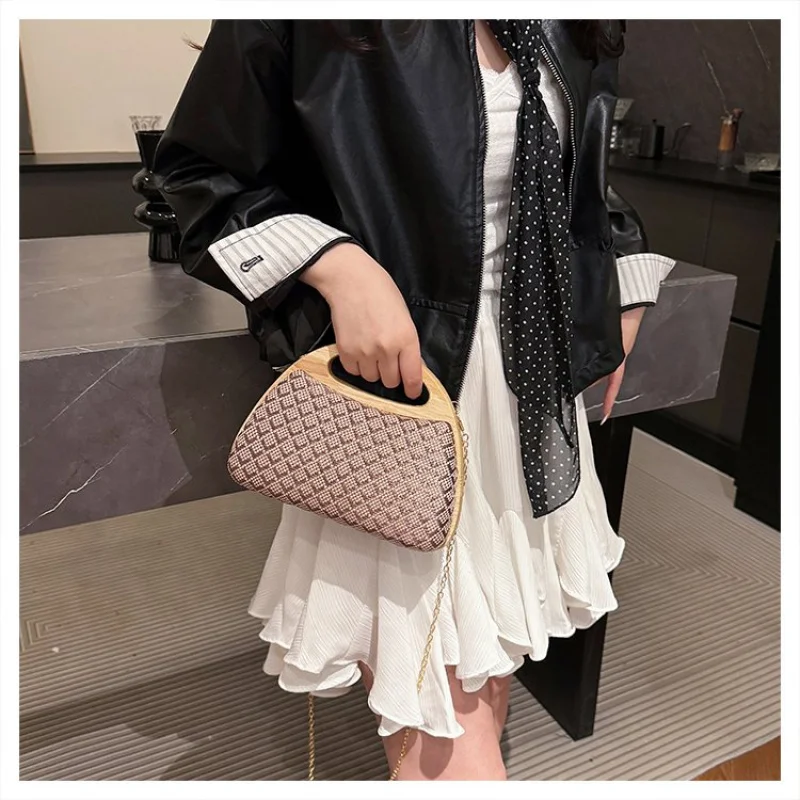 Женская сумка-мессенджер, изготовленная из кожи с рисунком магнолии, элегантная, высококачественная, прочная, просторная, в современном стиле
Женская сумка-мессенджер, изготовленная из кожи с рисунком магнолии, элегантная, высококачественная, прочная, просторная, в современном стиле 