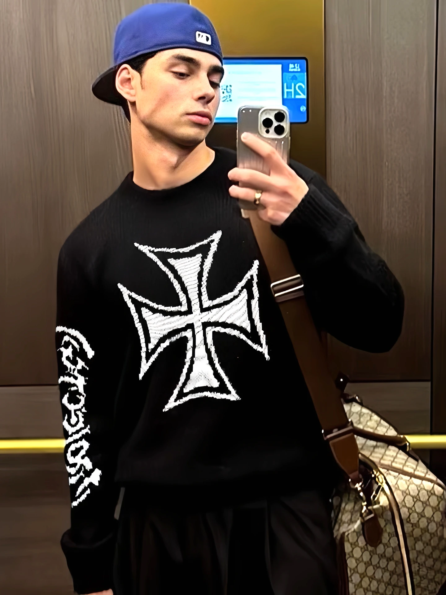 AILZ PROJECT Men's Loose Fit round Neck Sweater with Cross Sanskrit Letter Print American High Street Style Winter Fashion
AILZ PROJECT Men's Loose Fit round Neck Sweater with Cross Sanskrit Letter Print American High Street Style Winter Fashion
