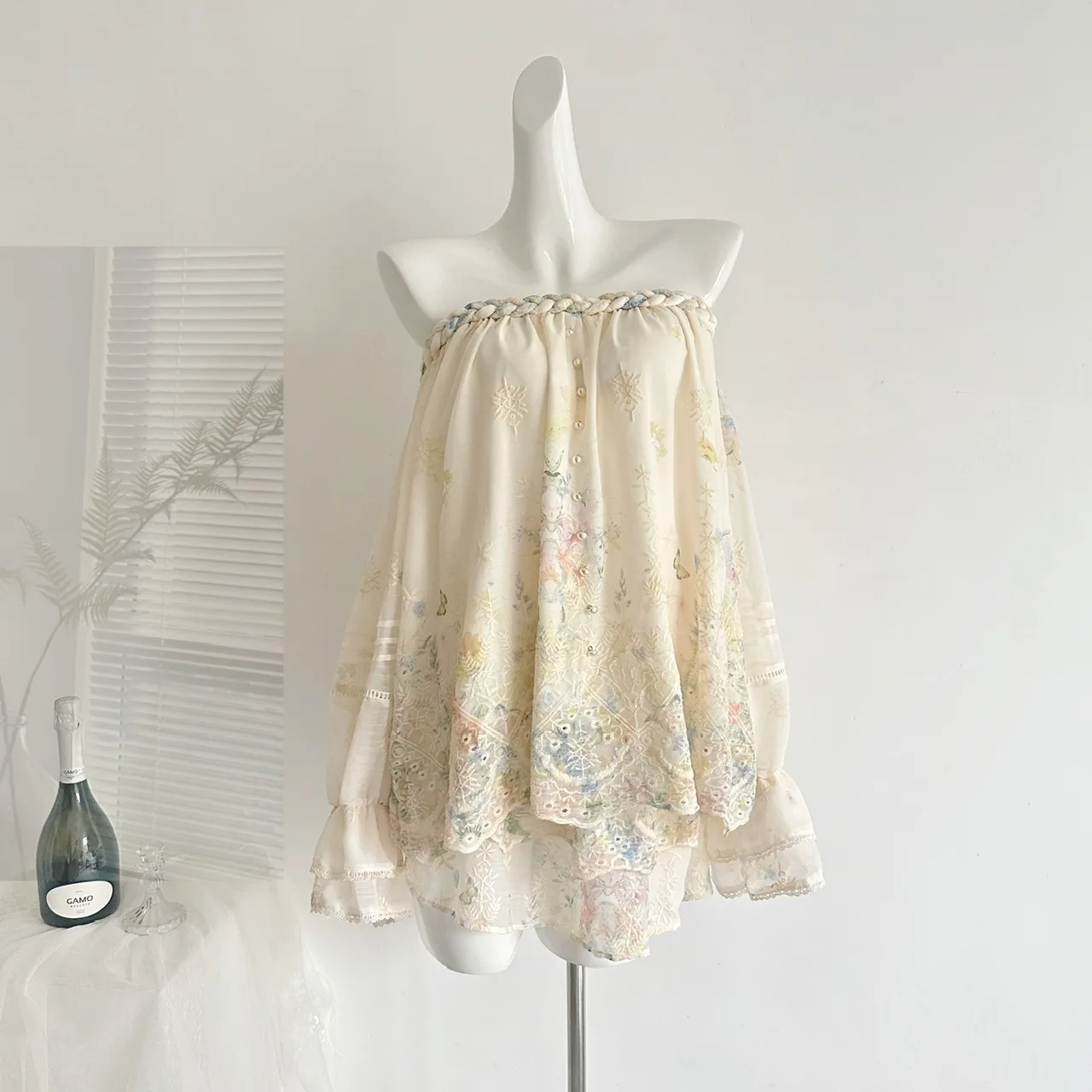 Sweet Bohemian Embroidery Floral Print 2 Piece Set Off-shoulder Ruffled Sleeve Blouse High-waist Lace Hem Mini Skirt Women Suits
Sweet Bohemian Embroidery Floral Print 2 Piece Set Off-shoulder Ruffled Sleeve Blouse High-waist Lace Hem Mini Skirt Women Suits