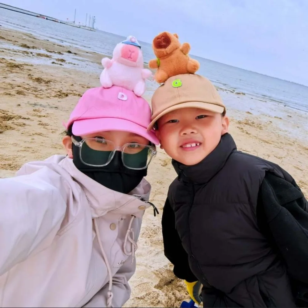 Breathable Capybara Baseball Cap Embroidered Letters Adjustable Children Peaked Cap All-Match Plush Doll Kids Sunscreen Hat
Breathable Capybara Baseball Cap Embroidered Letters Adjustable Children Peaked Cap All-Match Plush Doll Kids Sunscreen Hat