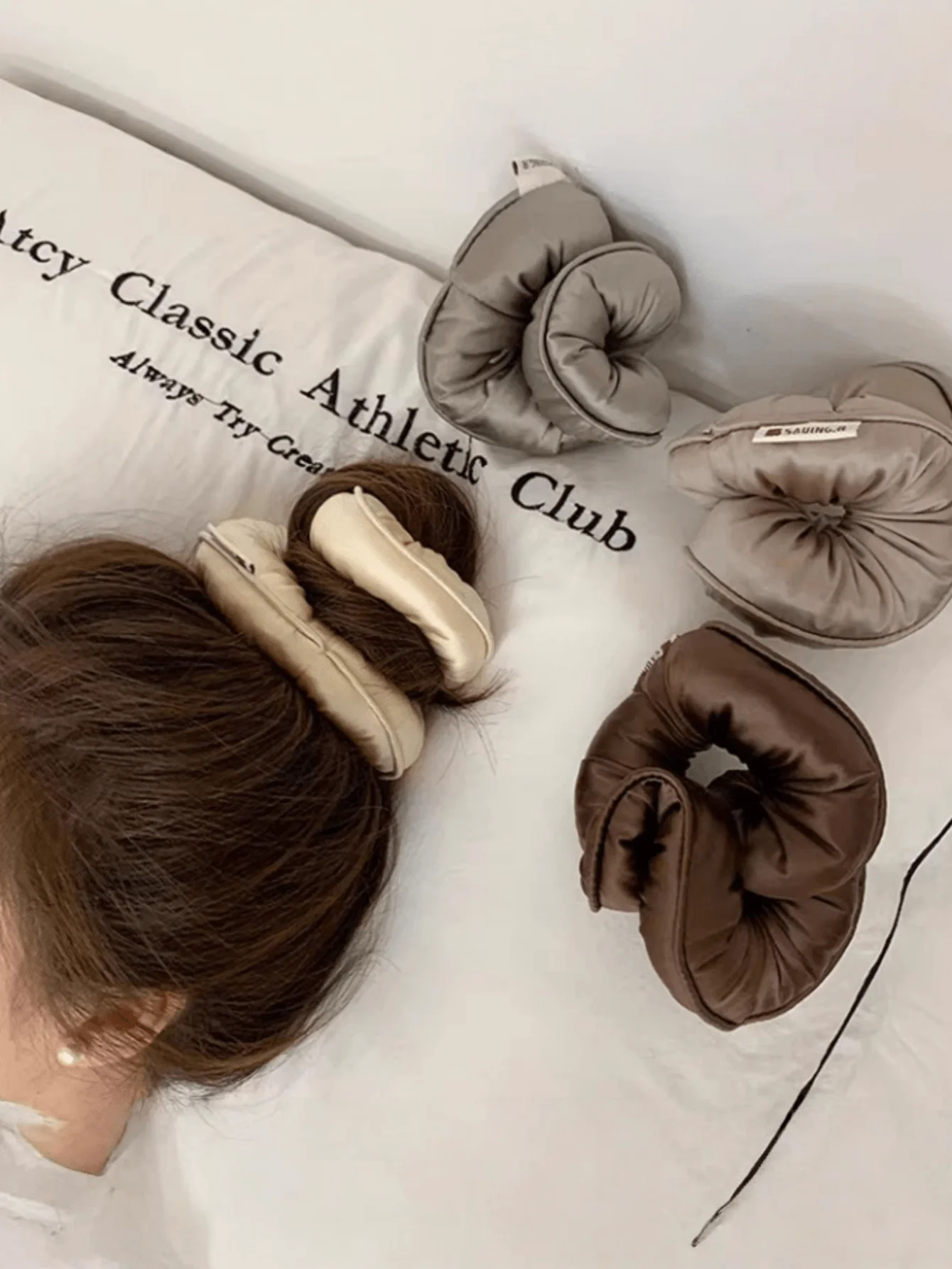 1pc Sleep Pillow Coil Hair Scrunchie, Filled Hair Tie Hair Accessory, Hair Curling Tool, Hair Decoration
1pc Sleep Pillow Coil Hair Scrunchie, Filled Hair Tie Hair Accessory, Hair Curling Tool, Hair Decoration