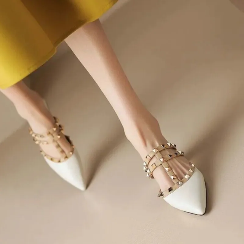 Rivet women's shoes 2025 French fashion cool slippers summer mid heel Korean version patent leather pointed toe women's sandals
Rivet women's shoes 2025 French fashion cool slippers summer mid heel Korean version patent leather pointed toe women's sandals