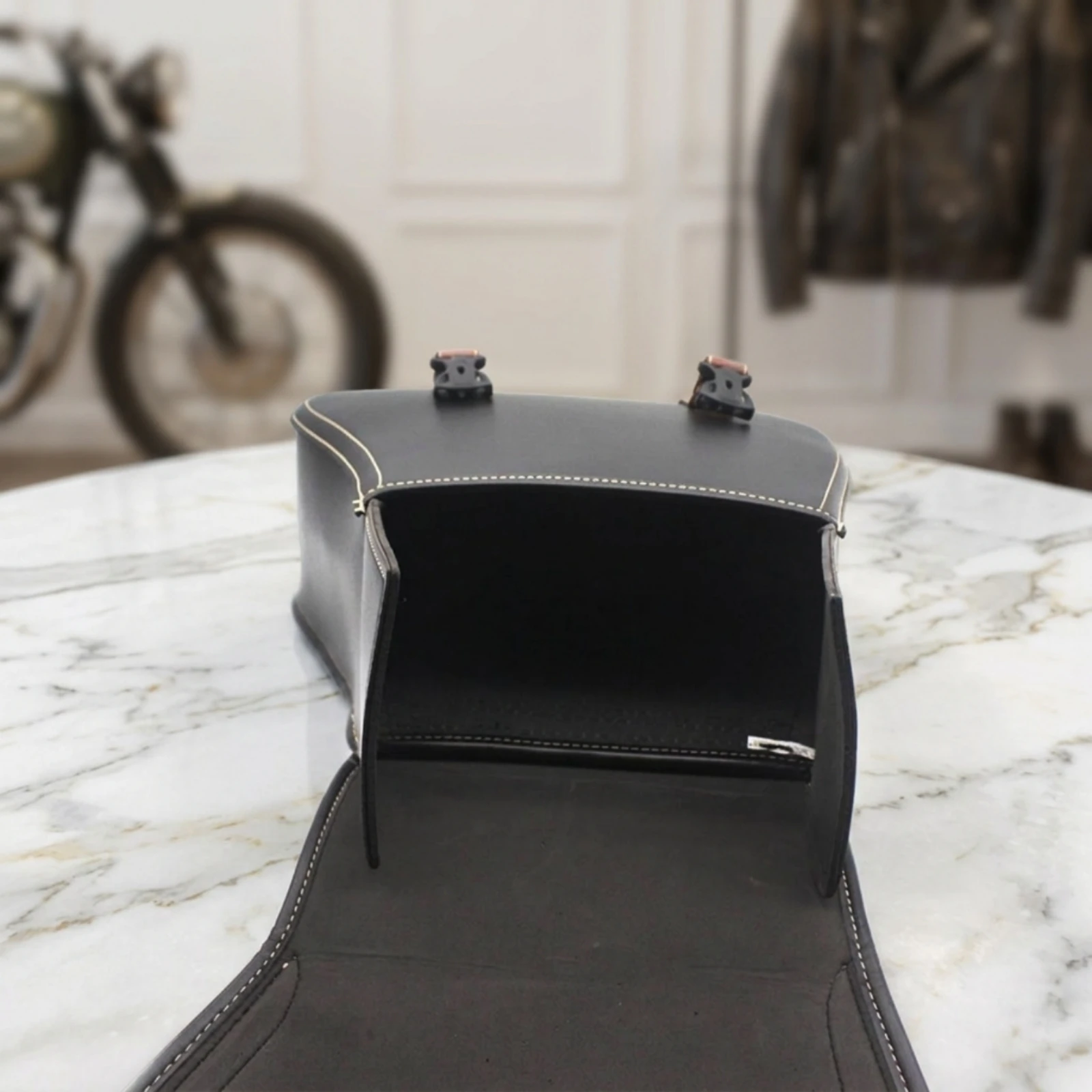 Motorcycle Saddlebags Universal Saddlebags with Fringe Motorcycle Side Bags Long-Lasting Luggage Adjustable for Cruiser Riders
Motorcycle Saddlebags Universal Saddlebags with Fringe Motorcycle Side Bags Long-Lasting Luggage Adjustable for Cruiser Riders
