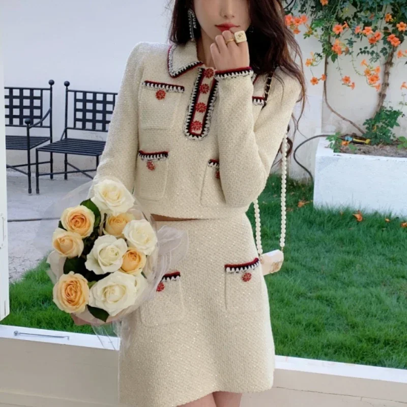 Office Ladies Elegant Two Piece Suit Long Sleeve Lapel Knit Top Diamond Decorated Pocket Skirt
Office Ladies Elegant Two Piece Suit Long Sleeve Lapel Knit Top Diamond Decorated Pocket Skirt