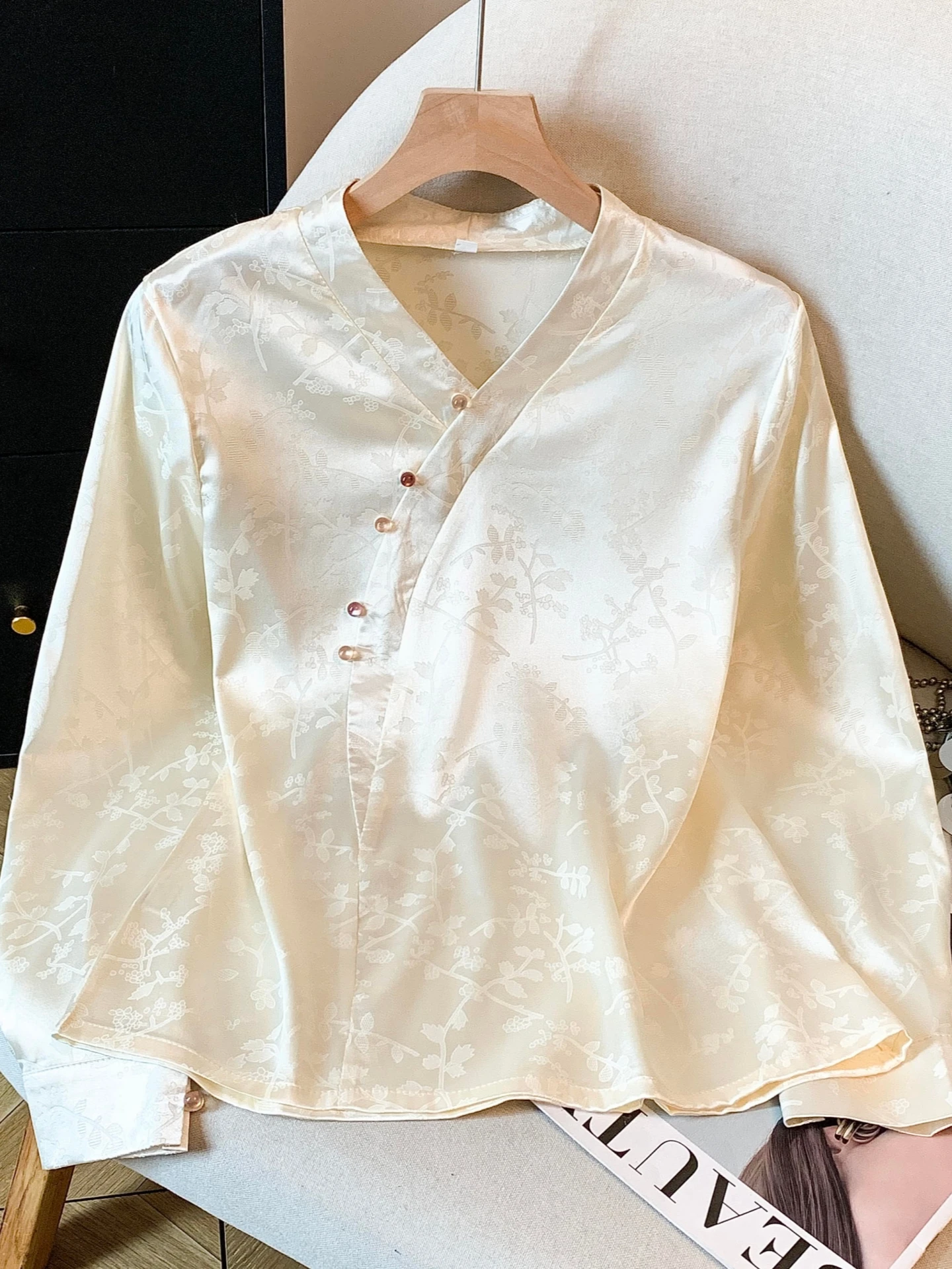 Silk Satin V-Neck Long Sleeve Base Shirt Women's Spring Autumn plus Size Flattering New Chinese Style National Trend Embroide...
Silk Satin V-Neck Long Sleeve Base Shirt Women's Spring Autumn plus Size Flattering New Chinese Style National Trend Embroide...