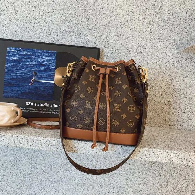 Винтажная сумка-ведро в стиле бохо с принтом 2026 года, повседневная сумка через плечо с регулируемым шнурком, модная женская сумка для прогулок
Винтажная сумка-ведро в стиле бохо с принтом 2026 года, повседневная сумка через плечо с регулируемым шнурком, модная женская сумка для прогулок