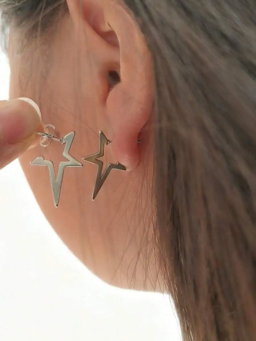 Star-shaped hoop earrings made of stainless steel, lightweight and hypoallergenic, perfect for daily wear
Star-shaped hoop earrings made of stainless steel, lightweight and hypoallergenic, perfect for daily wear