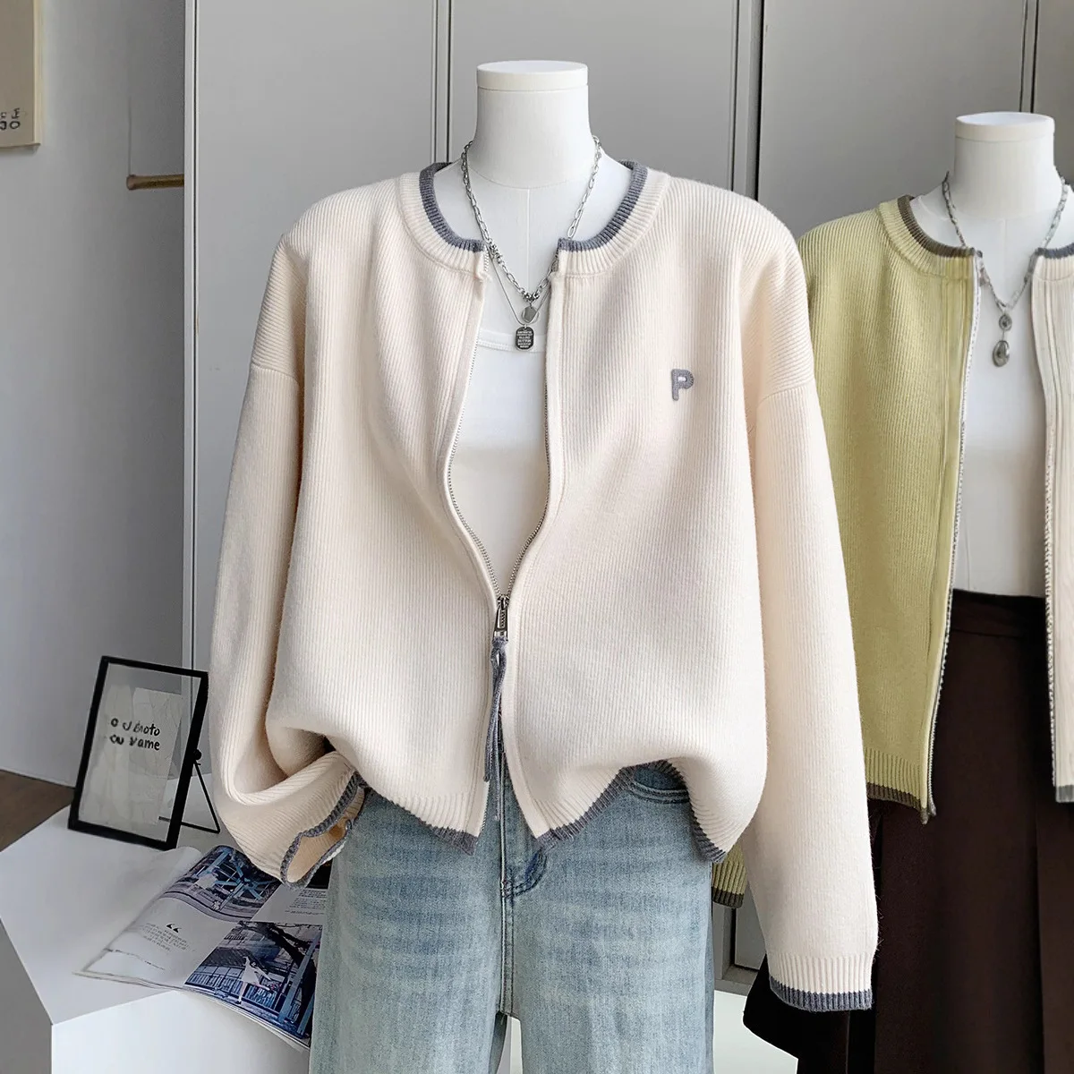 Early Loose Double Zipper Short Knitted Cardigan For Women, New Spring And Autumn Solid Color Letter Embroidered Sweater Jacket
Early Loose Double Zipper Short Knitted Cardigan For Women, New Spring And Autumn Solid Color Letter Embroidered Sweater Jacket