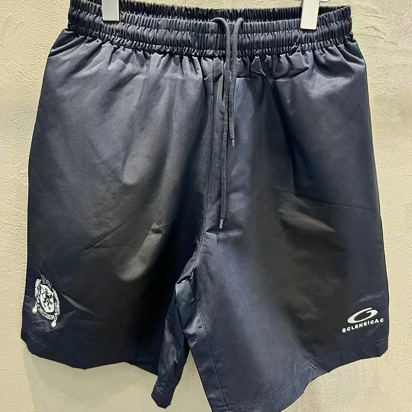 BCLENEICAC Новые спортивные шорты с вышитым логотипом льва, круглым кольцом и надписью, коллаборационная футбольная серия, повседневные, прямого кроя
BCLENEICAC Новые спортивные шорты с вышитым логотипом льва, круглым кольцом и надписью, коллаборационная футбольная серия, повседневные, прямого кроя