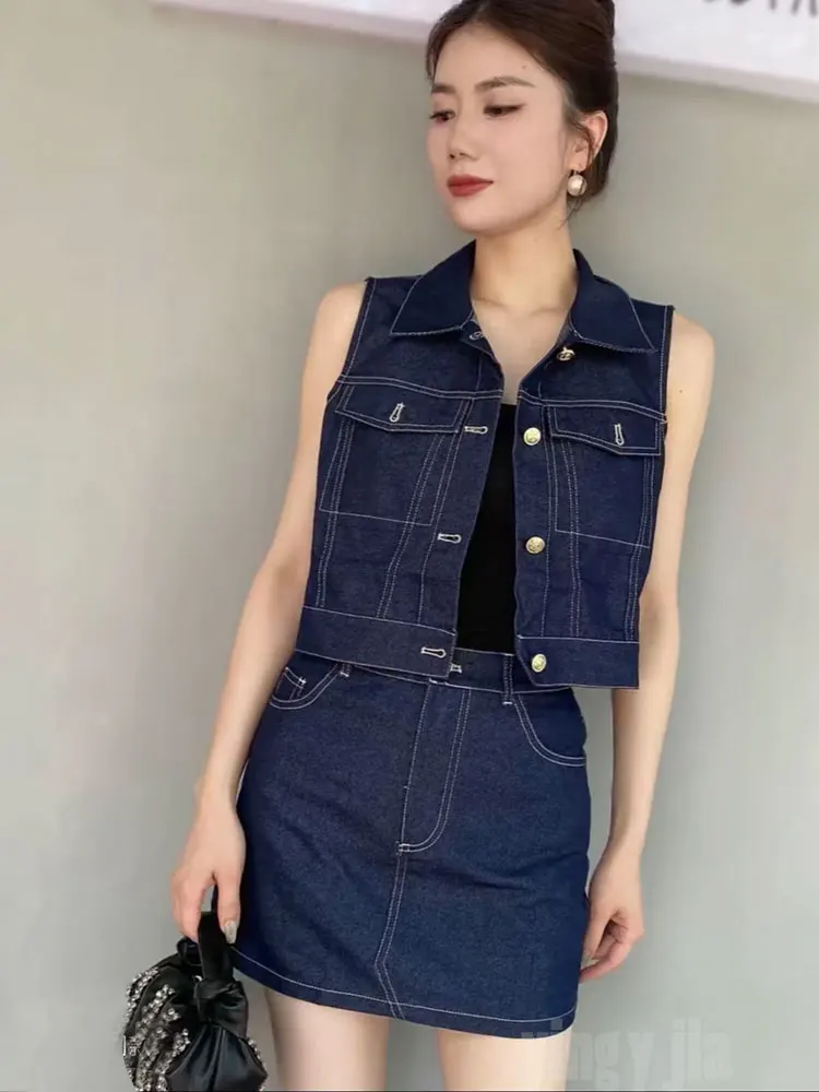2025 summer new niche fashion high-end style temperament slimming vest casual shorts street versatile two-piece set
2025 summer new niche fashion high-end style temperament slimming vest casual shorts street versatile two-piece set