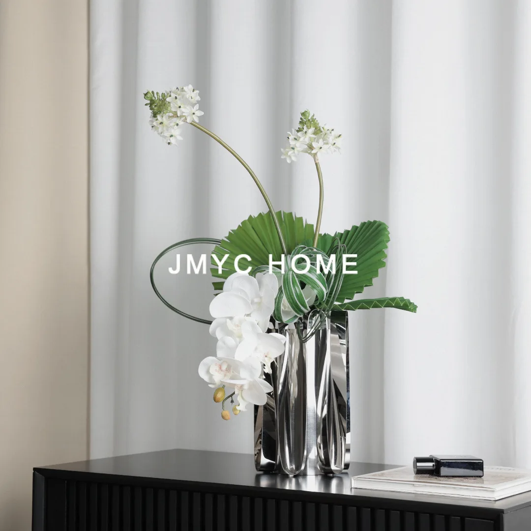 Modern simple style metal stainless steel vase model room home living room coffee table desktop flower arrangement ornament 
Modern simple style metal stainless steel vase model room home living room coffee table desktop flower arrangement ornament