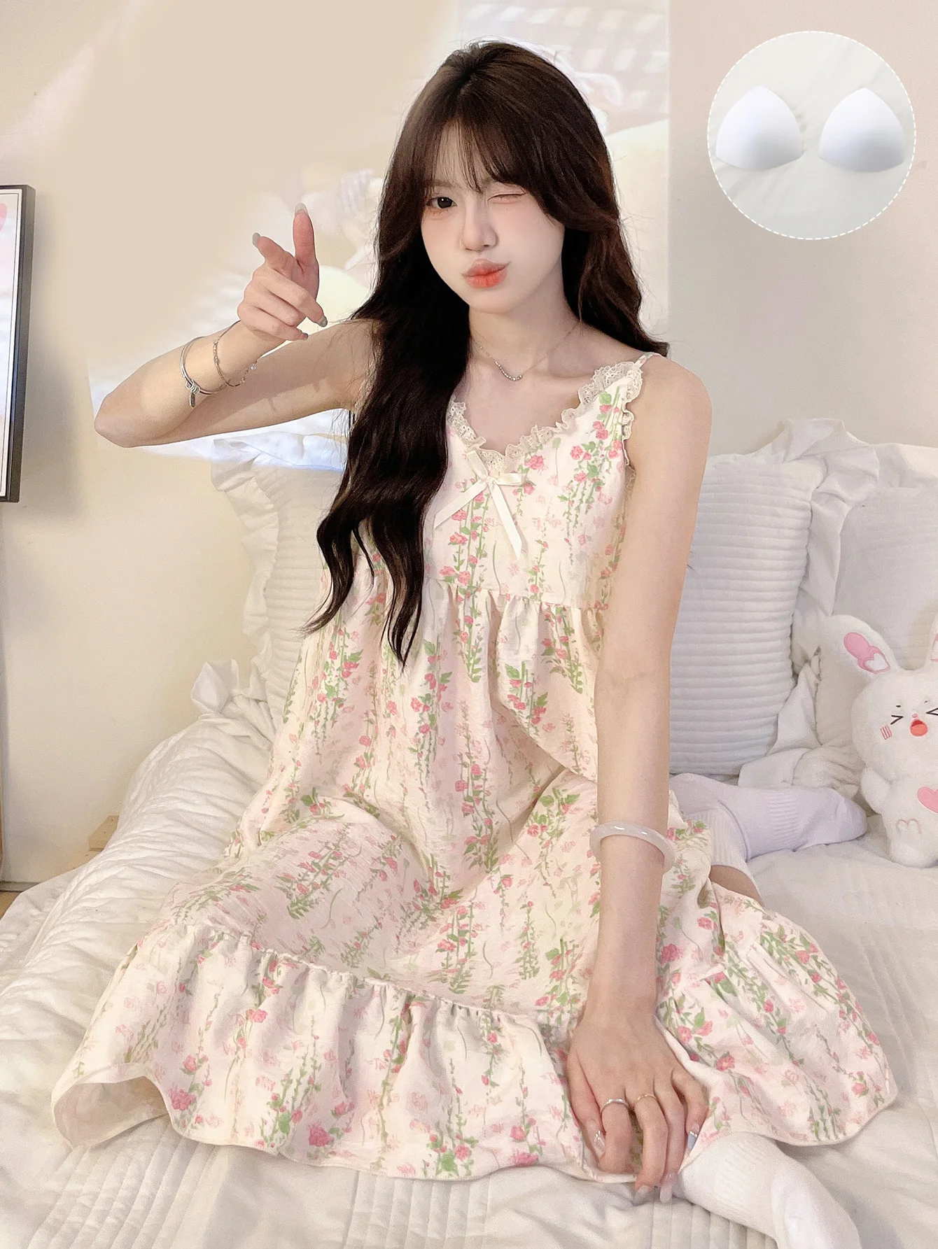 Sweet ladies summer camisole lace lace nightgown with floral print and bow decoration for home wear that can be worn outside
Sweet ladies summer camisole lace lace nightgown with floral print and bow decoration for home wear that can be worn outside