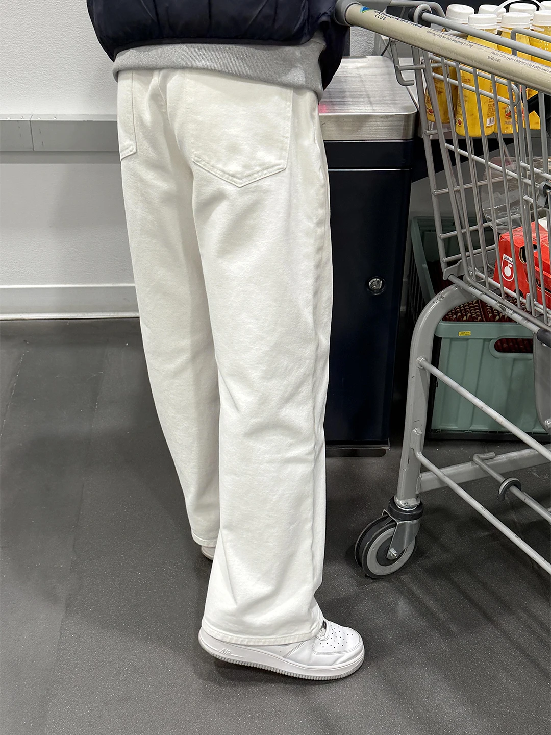 Cleanfit Loose Wide Leg Jeans Men's Sle White Bell Bot Straight Cut Trousers for Teenagers Comfortable Loose Fit Jeans
Cleanfit Loose Wide Leg Jeans Men's Sle White Bell Bot Straight Cut Trousers for Teenagers Comfortable Loose Fit Jeans