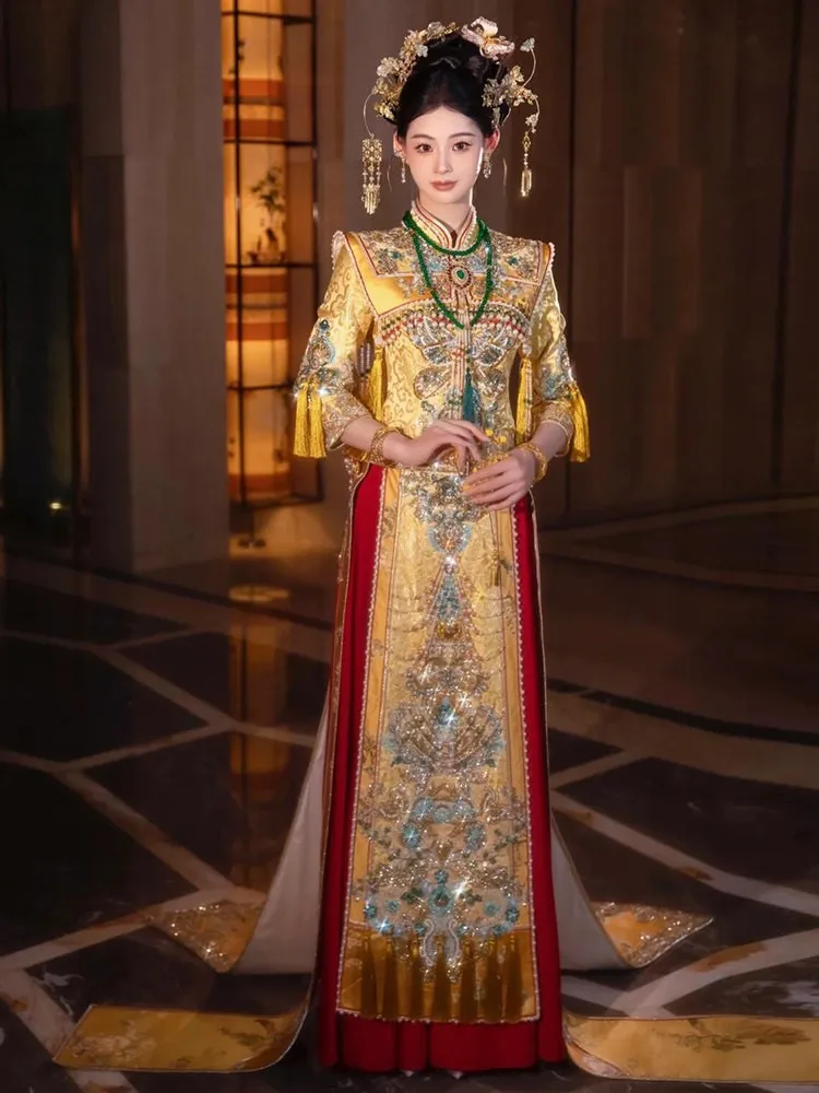 The gets married in a traditional Chinese wedding dress with long tail dragon and phoenix gown crown rosy veil
The gets married in a traditional Chinese wedding dress with long tail dragon and phoenix gown crown rosy veil