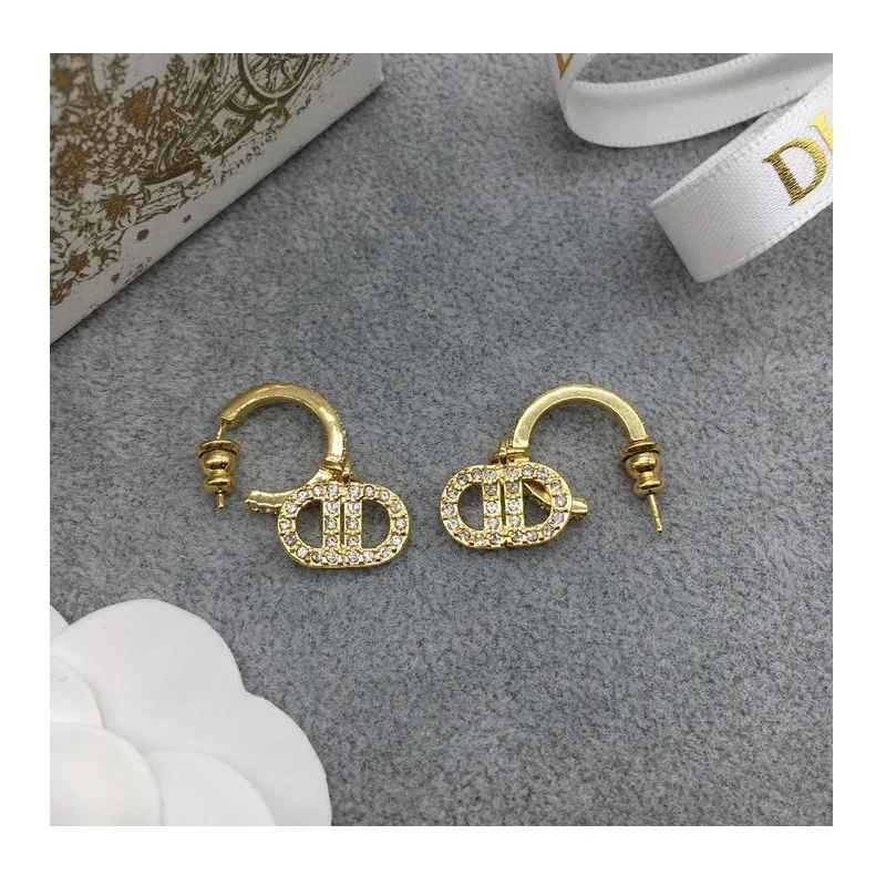 Stud Earrings Women's Light Luxury Retro High-end Sense Diamond-encrusted Letter Stud Earrings Needle Earrings
Stud Earrings Women's Light Luxury Retro High-end Sense Diamond-encrusted Letter Stud Earrings Needle Earrings