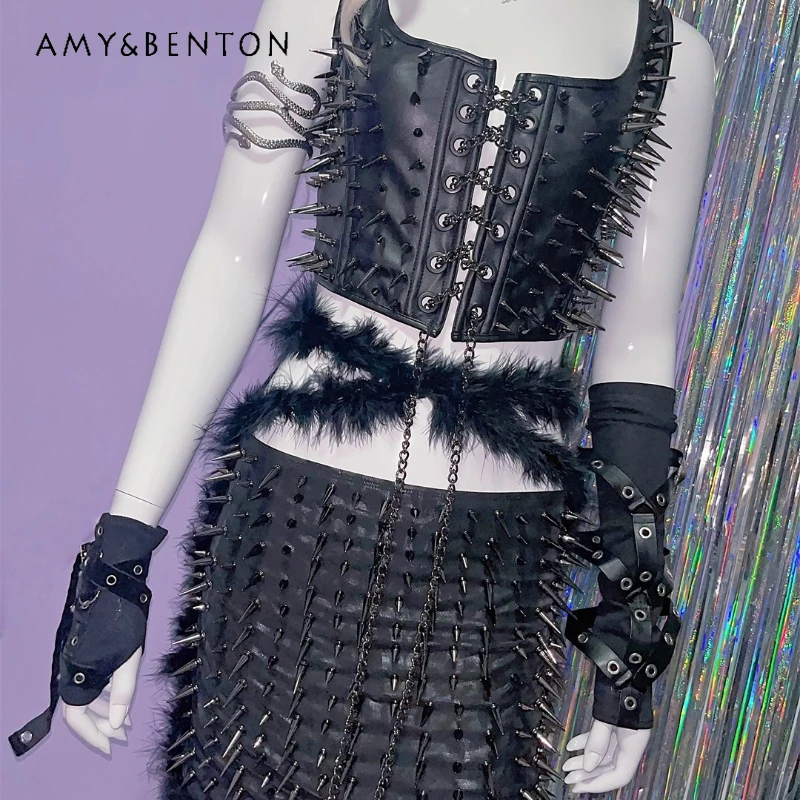European American Y2K Hot Girl Women's Clothing Punk Design New Metal Chain Rivet Vest Furry Short Skirt Two-piece Set Ladies
European American Y2K Hot Girl Women's Clothing Punk Design New Metal Chain Rivet Vest Furry Short Skirt Two-piece Set Ladies