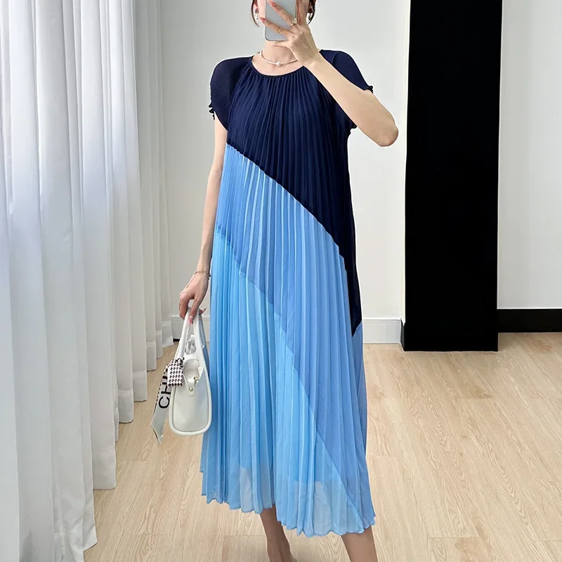 Loose temperament round neck short sleeved medium length skirt pleated casual dress
Loose temperament round neck short sleeved medium length skirt pleated casual dress