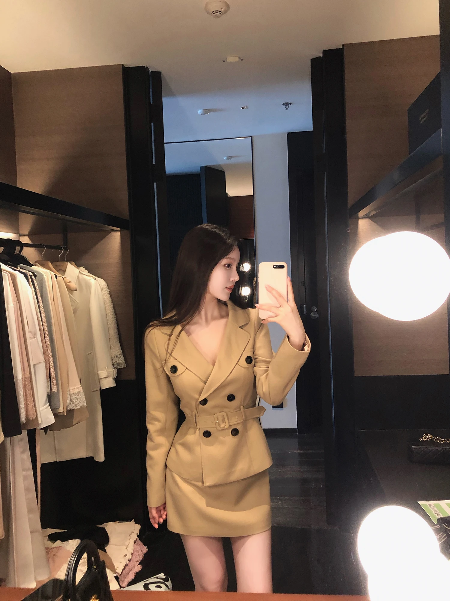 Роскошный комплект Swan: пальто с двойным рядом пуговиц и юбка с завышенной талией, модный ретро-стиль, женский осенний наряд, комплект из двух предметов
Роскошный комплект Swan: пальто с двойным рядом пуговиц и юбка с завышенной талией, модный ретро-стиль, женский осенний наряд, комплект из двух предметов