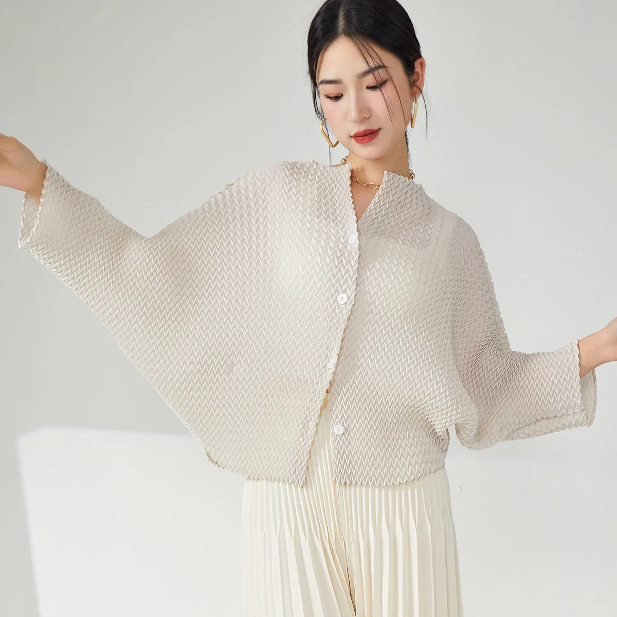 Плиссированная верхняя одежда Hanrted, весенне-осенний женский дизайн, уникальное свободное пальто на одной пуговице, простое подходящее пальто для всех автомобилей, топ
Плиссированная верхняя одежда Hanrted, весенне-осенний женский дизайн, уникальное свободное пальто на одной пуговице, простое подходящее пальто для всех автомобилей, топ