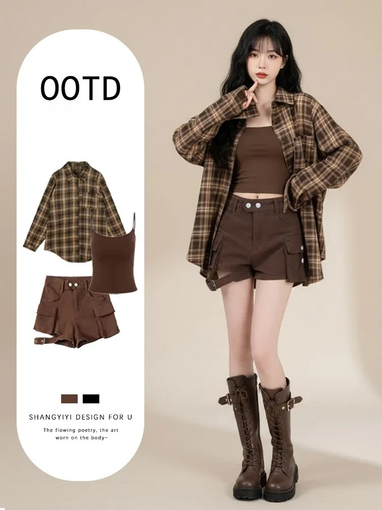 Retro Hong Kong Style Loose Plaid Shirt And Coffee Short Pants Set for Travel plus Size Women's Fashion Ensemble High Waist
Retro Hong Kong Style Loose Plaid Shirt And Coffee Short Pants Set for Travel plus Size Women's Fashion Ensemble High Waist