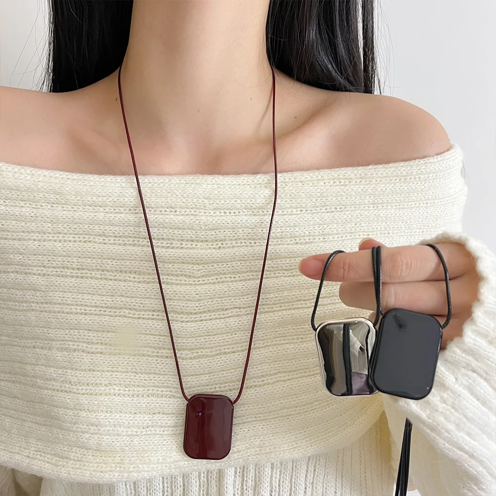 Metal Square Pendant Necklace for Women Girls Simple Long Sweater Chain Fashion Accessory
Metal Square Pendant Necklace for Women Girls Simple Long Sweater Chain Fashion Accessory