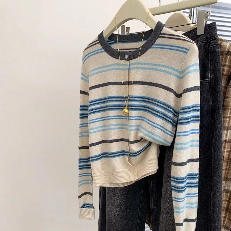 Contrast Color Striped Knitted Cardigan for Women Spring and Autumn New Sweater Women's Coat Long-sleeved Top
Contrast Color Striped Knitted Cardigan for Women Spring and Autumn New Sweater Women's Coat Long-sleeved Top