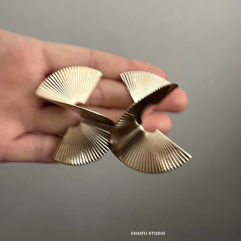Retro American exaggerated generous fan-shaped texture stud earrings, niche earrings jewelry
Retro American exaggerated generous fan-shaped texture stud earrings, niche earrings jewelry