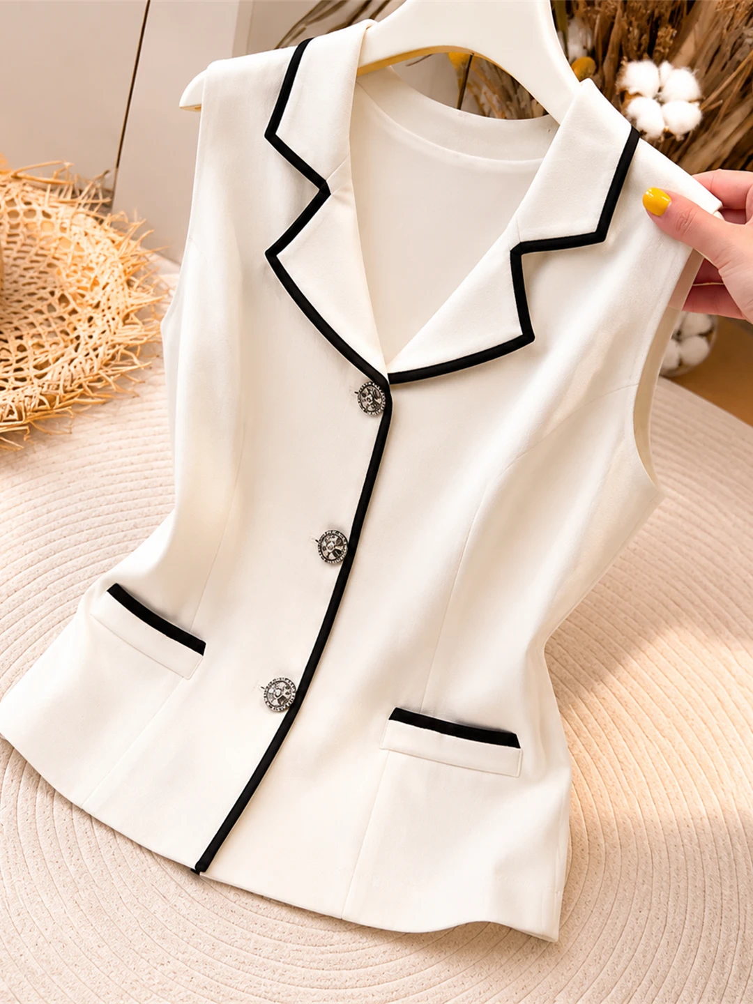 Elegant V-Neck Sleeveless Vest Summer 2026 Unique Design Single Button Small Fragrance Style Fashion Korean Version Slim Fit
Elegant V-Neck Sleeveless Vest Summer 2026 Unique Design Single Button Small Fragrance Style Fashion Korean Version Slim Fit