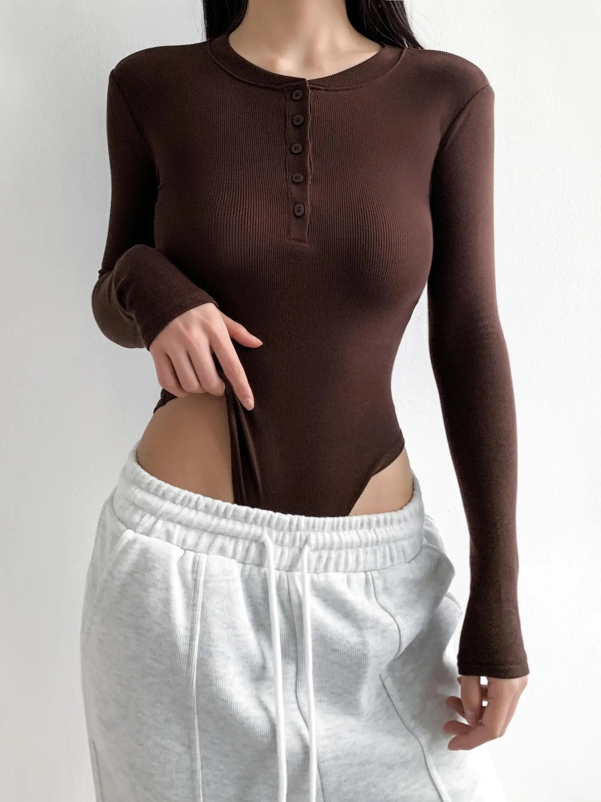 Женская уличная одежда: Американский стиль, утепленная футболка с длинным рукавом, облегающая, эластичная, с круглым вырезом и пуговицами, базовая модель.
Женская уличная одежда: Американский стиль, утепленная футболка с длинным рукавом, облегающая, эластичная, с круглым вырезом и пуговицами, базовая модель.