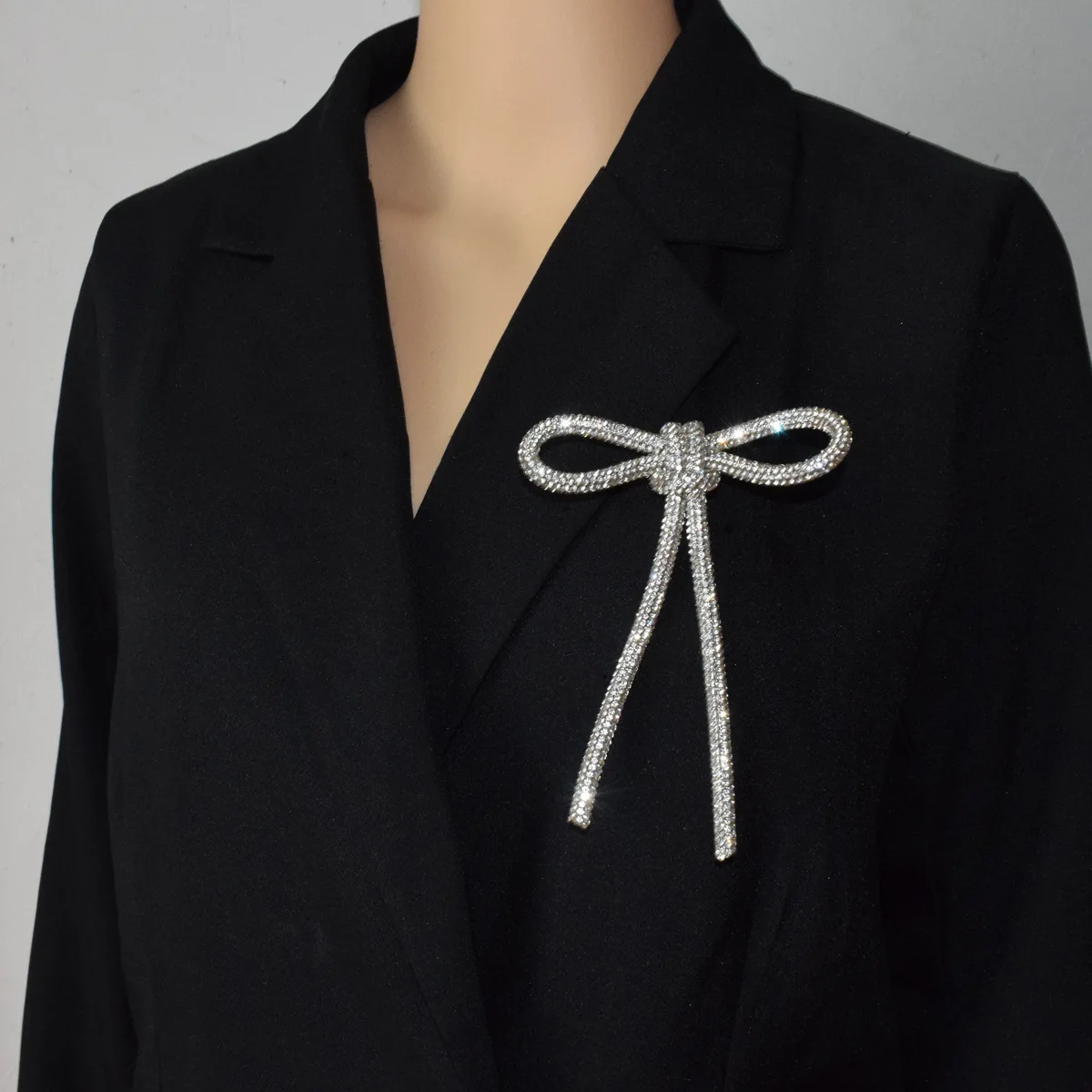 Exaggerate Personality Punk Zircon Shiny Bowknot Brooch for Women Girls Party Wedding Sweet Jewelry
Exaggerate Personality Punk Zircon Shiny Bowknot Brooch for Women Girls Party Wedding Sweet Jewelry