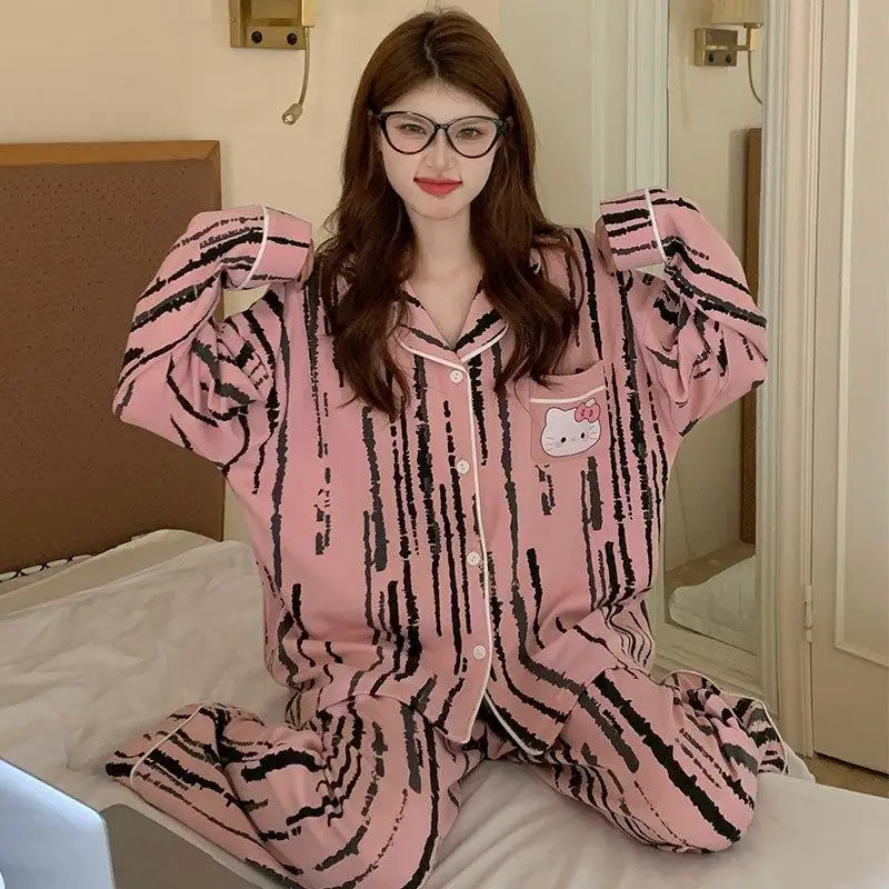 Sanrio Kit Girl Leisure Time Pure Cotton Кардиган Пижамы Kawaii Hello Kitty Comic Модная весенне-осенняя одежда для отдыха Новинка
Sanrio Kit Girl Leisure Time Pure Cotton Кардиган Пижамы Kawaii Hello Kitty Comic Модная весенне-осенняя одежда для отдыха Новинка