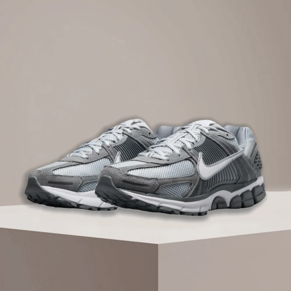 Удобные, универсальные, нескользящие, прочные кроссовки Nike Air Zoom Vomero 5 «Cool Grey» HF1553003
Удобные, универсальные, нескользящие, прочные кроссовки Nike Air Zoom Vomero 5 «Cool Grey» HF1553003