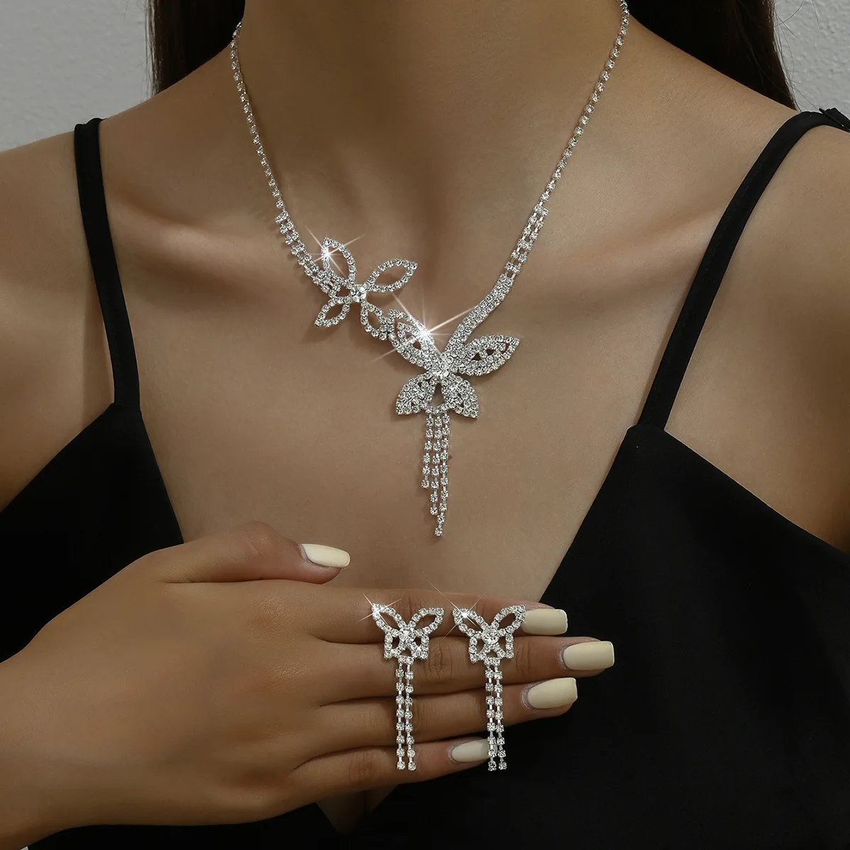 Fashion exaggerated personality crystal bow necklace earrings jewelry set personalized neck chain full crystal necklace women
Fashion exaggerated personality crystal bow necklace earrings jewelry set personalized neck chain full crystal necklace women