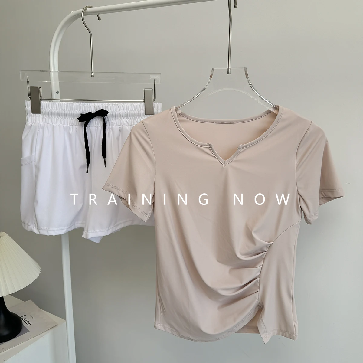 Тренировочный костюм для бега для женщин, летние дышащие быстросохнущие костюмы для тренировок в тренажерном зале, модный тонкий спортивный топ для йоги
Тренировочный костюм для бега для женщин, летние дышащие быстросохнущие костюмы для тренировок в тренажерном зале, модный тонкий спортивный топ для йоги