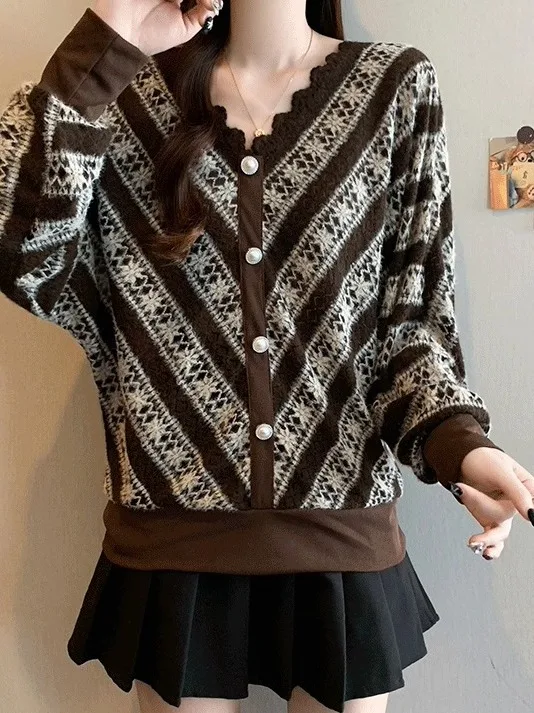 Женский вязаный свитер с V-образным вырезом и кружевом, больших размеров, для весны и ранней осени, модный повседневный топ для офиса и отдыха
Женский вязаный свитер с V-образным вырезом и кружевом, больших размеров, для весны и ранней осени, модный повседневный топ для офиса и отдыха