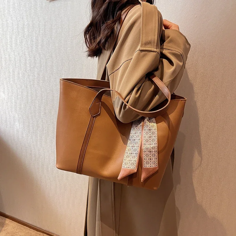 Designer Vintage Diaper Bag For Women Elegant Leather Crossbody Bag Luxury Minimalist Tote With Textured Finish Large Capacity
Designer Vintage Diaper Bag For Women Elegant Leather Crossbody Bag Luxury Minimalist Tote With Textured Finish Large Capacity