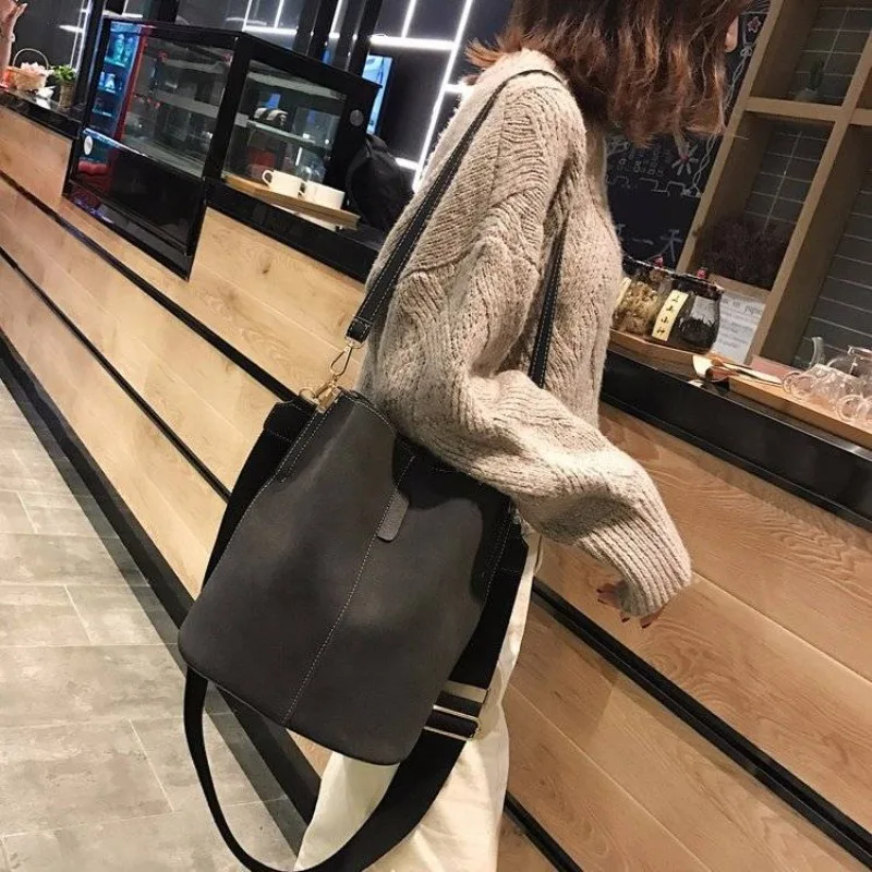Women's Bag New Trendy Korean Version Versatile Oblique Span Shoulder Matte Large-capacity Fashion Casual Broadband Bucket Bag
Women's Bag New Trendy Korean Version Versatile Oblique Span Shoulder Matte Large-capacity Fashion Casual Broadband Bucket Bag