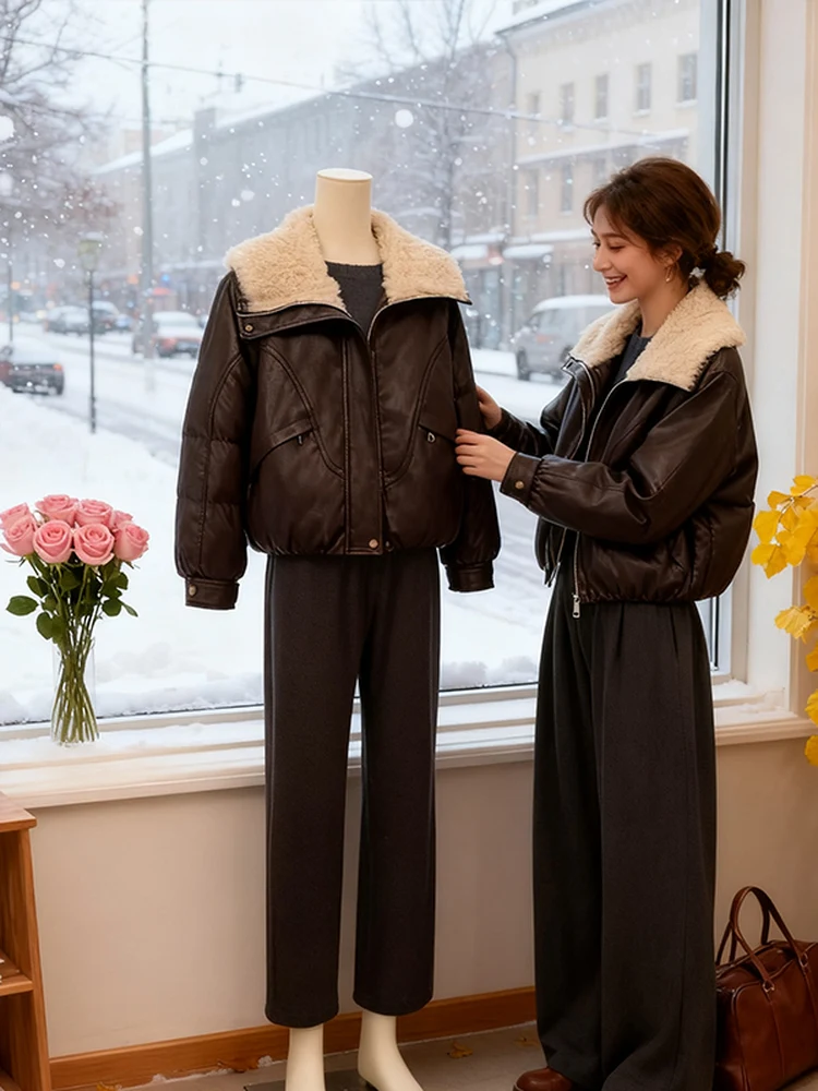 Ретро-куртка-косуха из искусственной кожи с меховым воротником для женщин: теплая, приталенная, модная, осенне-зимняя, с подкладкой из флиса.
Ретро-куртка-косуха из искусственной кожи с меховым воротником для женщин: теплая, приталенная, модная, осенне-зимняя, с подкладкой из флиса.