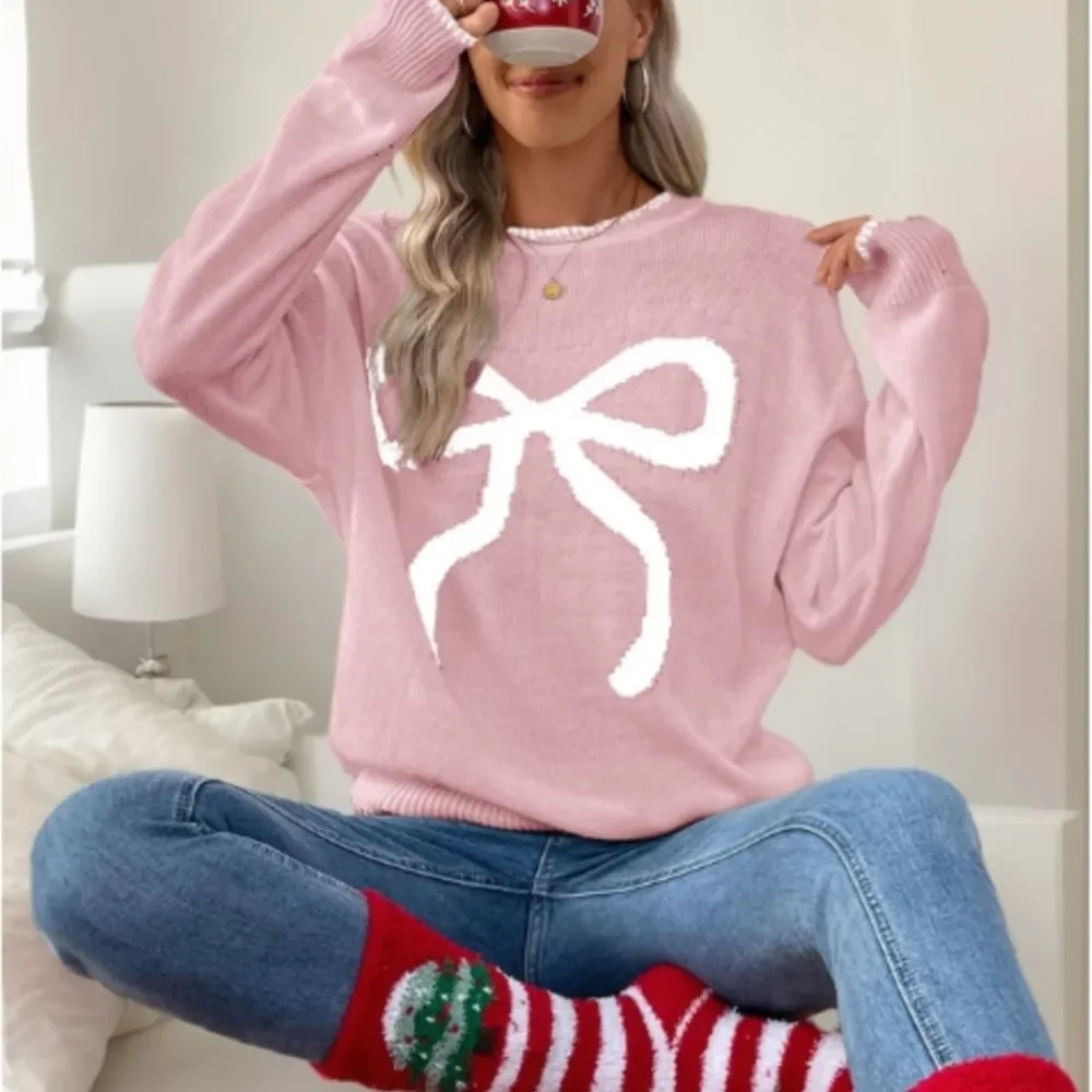 2024 Christmas Eve Loose Casual Sweater Women O-Neck Spliced Bow Long Sleeves Knitted Top Autumn/Winter New Year Pull Femme
2024 Christmas Eve Loose Casual Sweater Women O-Neck Spliced Bow Long Sleeves Knitted Top Autumn/Winter New Year Pull Femme