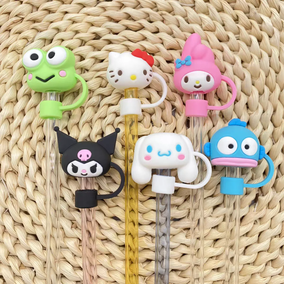 Силиконовые соломинки Sanrio с милыми соломенными колпачками Hello Kitty Melody с героями мультфильмов Cinnamoroll Kuromi, многоразовые соломенные пылезащитные колпачки для чашек для воды
Силиконовые соломинки Sanrio с милыми соломенными колпачками Hello Kitty Melody с героями мультфильмов Cinnamoroll Kuromi, многоразовые соломенные пылезащитные колпачки для чашек для воды