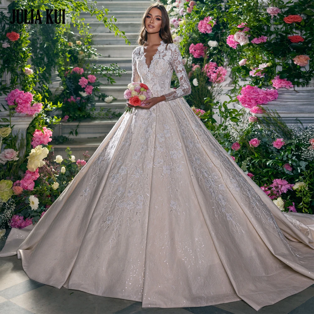 Julia Kui Elegant V-Neck Ball Gown Wedding Dresses Beading Pearls Appliques Lace Royal Train Bridal Skits New Arrival
Julia Kui Elegant V-Neck Ball Gown Wedding Dresses Beading Pearls Appliques Lace Royal Train Bridal Skits New Arrival